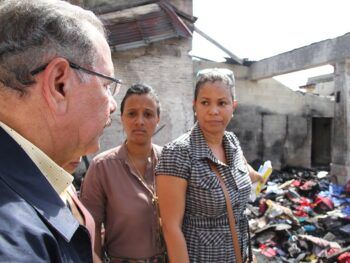 Presidente Medina visita negocios devastados por incendio en SFM