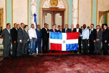 Presidente Medina entrega Bandera Nacional a los Leones del Escogido