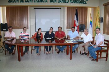 Productores de huevos invitan presidente a sus granjas