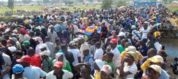 Haitianos atacan a pedradas seguridad de ex presidente Leonel