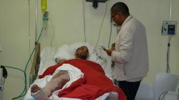 Amputan pierna a joven herido por la policía