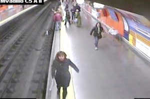 Mujer cae a rieles tren