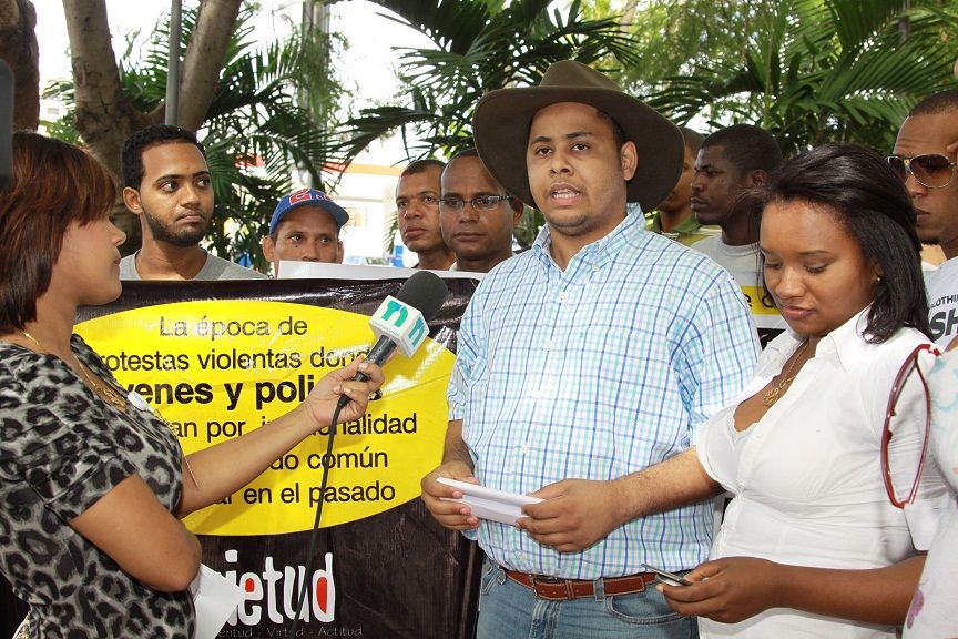 Tony Guevara, junto a un grupo de jovenes