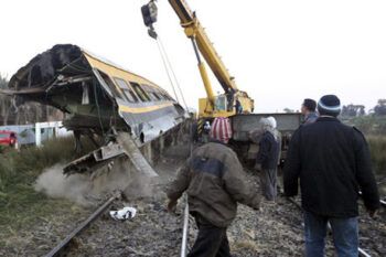 Al menos 19 muertos y 107 heridos al descarrilarse tren en Egipto