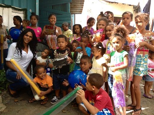 Pawla Soto hace entrega de juguetes a niños de diferentes sectores de Santo Domingo