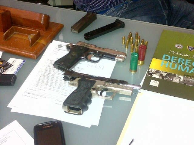 Banda de Gilbert entrega armas y chalecos al jefe PN