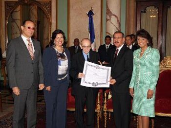 Ejecutivo condecora al músico venezolano José Antonio Abreu