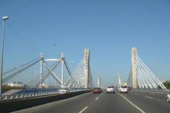 Hombre intenta lanzarse de puente Bosch con hijo en brazos