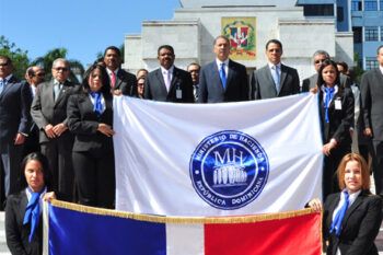 Ministro de Hacienda deposita ofrenda floral en Altar de la Patria