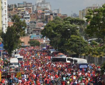 Largas filas continúan en Venezuela para despedir a Chávez