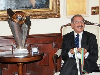 Delegación de campeones del Clásico Mundial de Béisbol visita al presidente Medina
