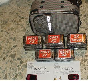DNCD ocupa maleta llena de cocaína y arresta 2 dos hombres la transportaban en auto