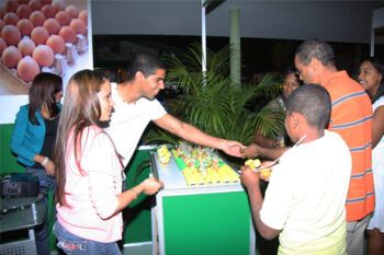 Productores venden huevos a RD$3.83 en Feria Agropecuaria
