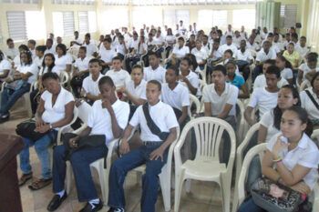 Escuelas de SDE conmemoran hechos históricos del 24 de abril
