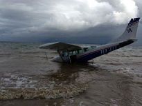 Avioneta amariza próximo a Arroyo Barril; sus cinco ocupantes salen ilesos