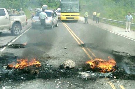 Moradores de Las Taranas protestan en autovía por arreglo de tramo carretero