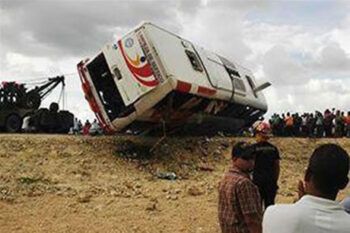 Cinco muertos y 25 heridos tras chocar un camión y un autobús