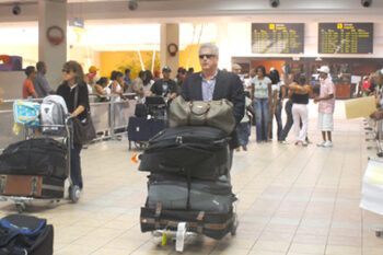 Dominicanos varados en aeropuerto NY fueron trasladados en otros vuelos