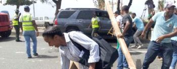 Estudiantes Unicaribe obstaculizan tránsito para evitar derrumbe puente