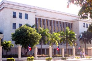 Fachada Ministerio de Educación.