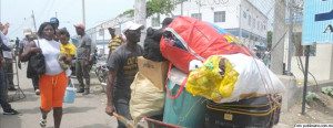 Haitianos cargan en Frontera