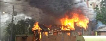 Incendio consume una casa y afecta otras dos en Santiago
