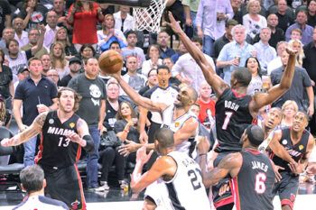 James y Wade brillan y silencian a los Spurs con su mejor baloncesto