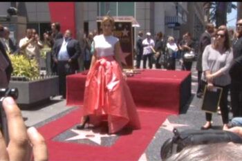 Jennifer López recibe su estrella en el Paseo de la Fama de Hollywood