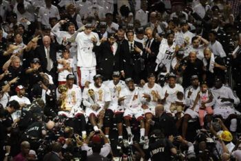 «King» James mantuvo a los Heat como campeones de la NBA