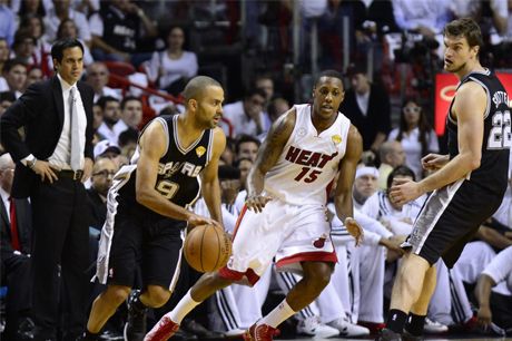 Chalmers y los Heat dan paliza a los Spurs y empatan la serie