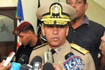 Ministro FFAA dice ningún general ofertó pasaporte a franco-libanés