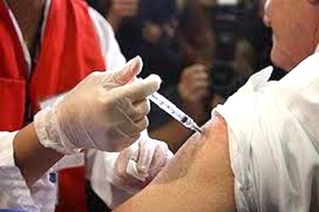 Reino Unido ya prueba en humanos una vacuna experimental contra el COVID-19