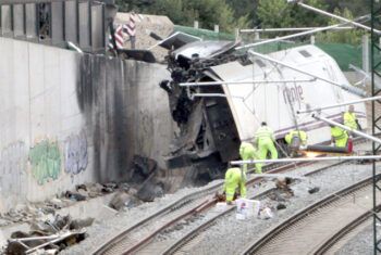 Policía rebaja a 78 las muertes en el accidente de tren de España