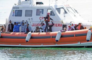 Rescatan a 92 indocumentados cuando trataban de llegar en barcaza a Europa
