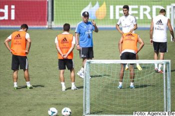 Xabi Alonso trabaja junto al grupo en la primera parte de la sesión