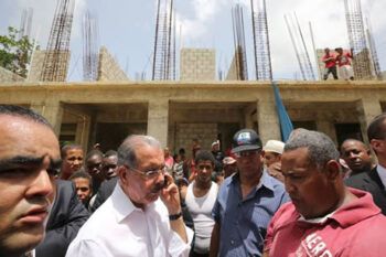 Presidente le da «boche» a ingeniero paralizó construcción de escuela