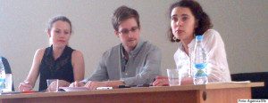 Edward Snowden y Abogada 12