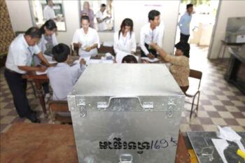 Observadores y oposición piden investigar las elecciones de Camboya