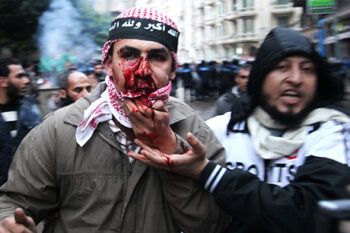 Al menos 18 muertos y 619 heridos en choques entre islamistas y opositores en Egipto