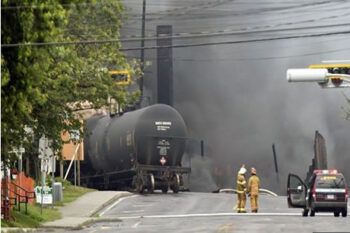Decenas de desaparecidos tras explotar tren cargado con petróleo en Canadá