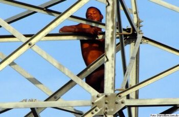 Brigadistas bajan hombre amenazaba con lanzarse de torre tendido eléctrico