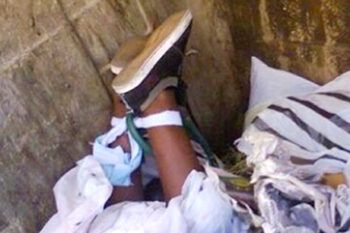 Mujer identifica como su hijo cadáver encontrado en contenedor de basura
