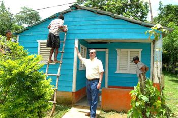 Abinader entrega 42 viviendas reconstruidas en el Distrito Municipal de Gonzalo