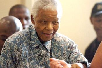 Mandela se acerca al mes hospitalizado entre disputas familiares