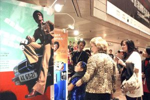 La hija de Bruce Lee, Shannon (d), su hija (i) y su madre.