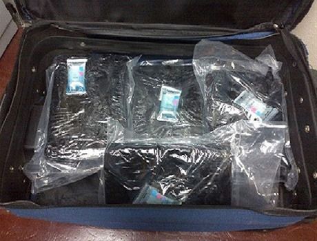 Frustran transacción de 4.66 kilos de droga en lavadero de autos