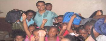 Vicepresidente de la JRD entrega útiles escolares a niños del sector Capotillo