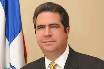 Ministro de Turismo es trasladado a Miami por problemas de salud