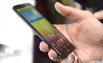 Un nuevo móvil todo pantalla y sin botones laterales irrumpe en el mercado mundial