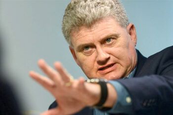 Padre de Snowden recibe visado para viajar a Rusia a ver a su hijo